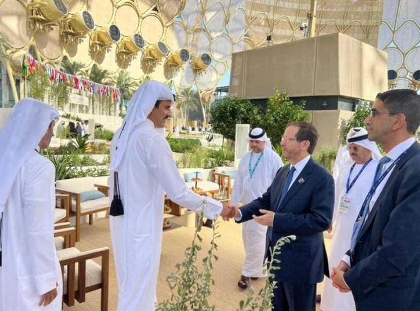 التواصل الاجتماعي تثير الجدل بشأن مشهد مصافحة أمير قطر والرئيس الإسرائيلي