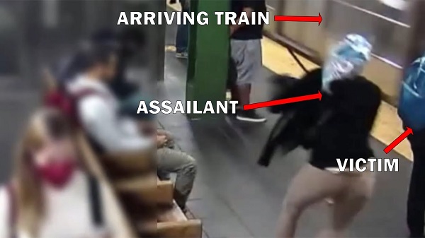  شاهد لحظة دفع سيدة لامرأة أمام قطار (فيديو)