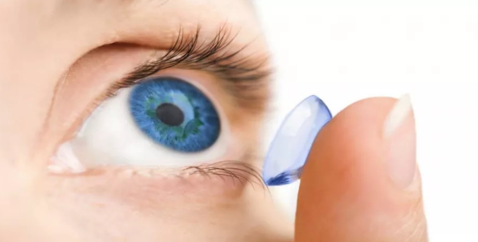  فريق طبي يطور عدسات لاصقة تمنع جفاف العين…جربيها