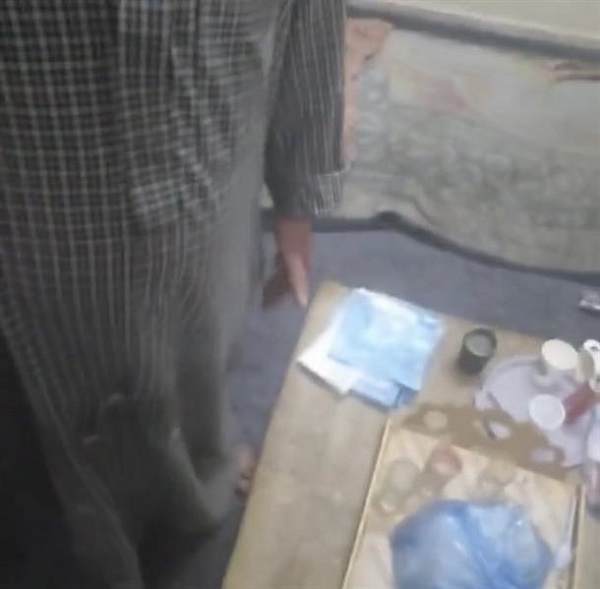  شاهد مواطن سعودي يعتدي على رجل مسن بالضرب (فيديو)