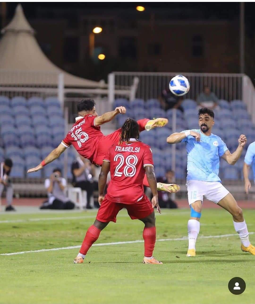  اللاعب اليمني الناصر محمدوه يسجل هدف عالطاير في شباك الرفاع البحريني