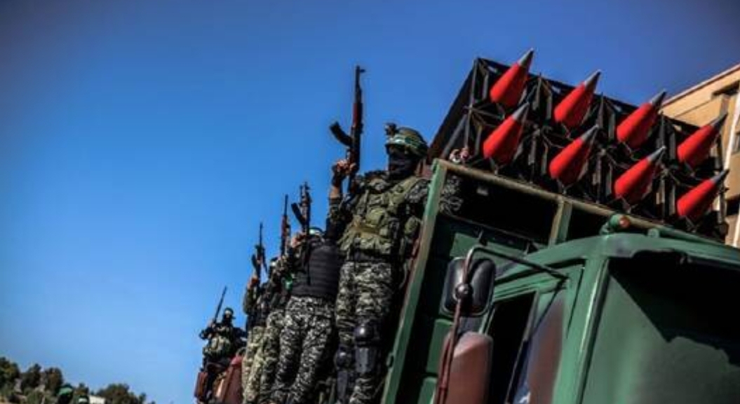  موقع عسكري :حماس تواصل قصف اسرائيل ما بين 2000 إلى 5000 صاروخ غير موجه والاخيرة تكشف عن ضابطين في غلاف غزة