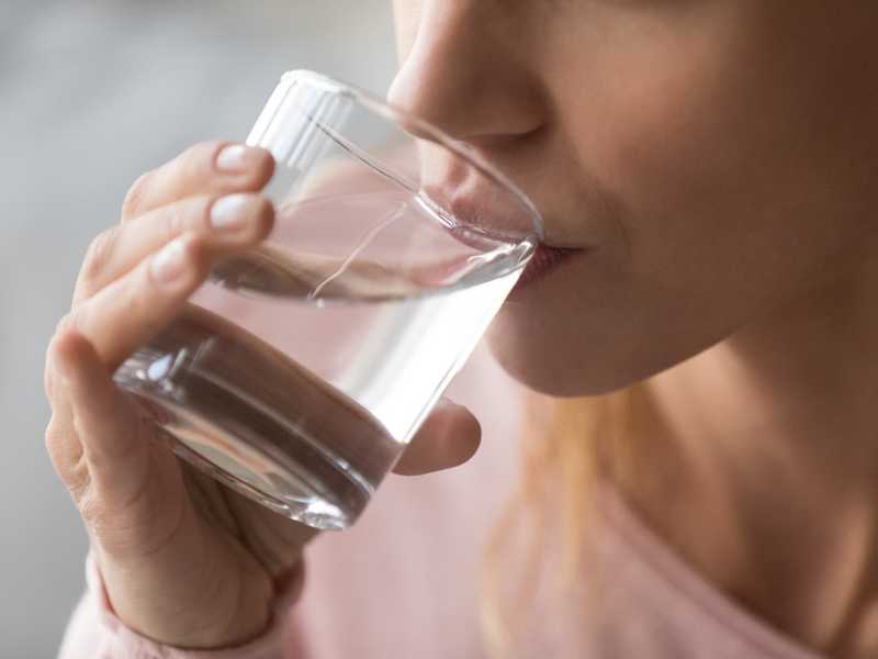 اهمية شرب الماء لترطيب البشرة من الداخل: كميات الماء التي تحتاجينها يوميًا