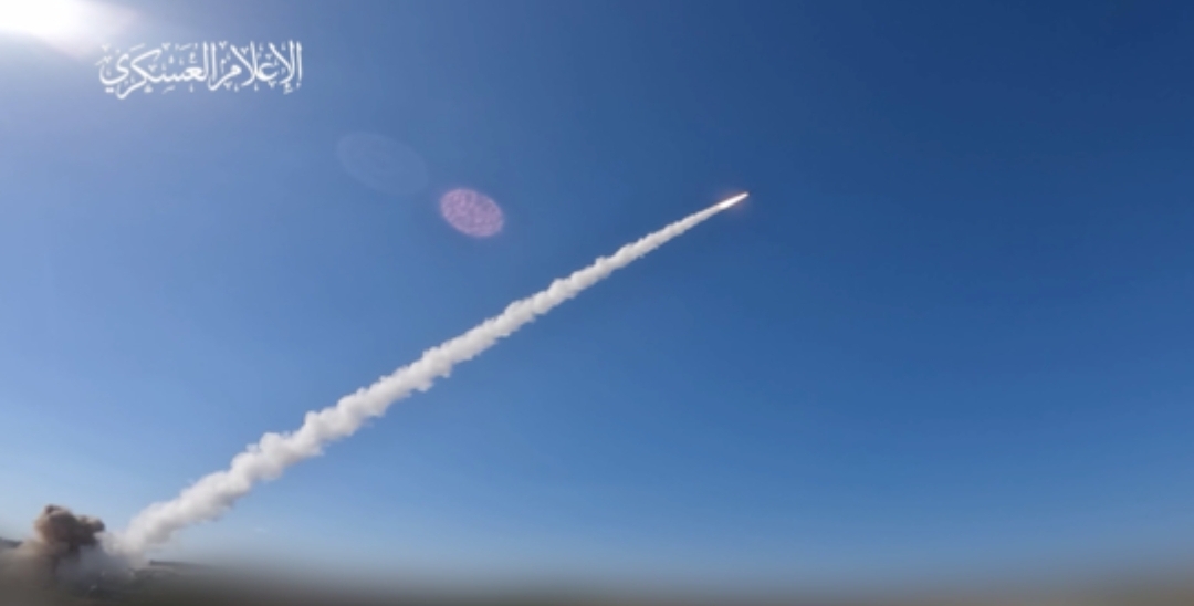 انفجارات ضخمة تهز تل ابيب و كتائب القسام تنشر فيديو لاستهداف لمقر اسرائيلي في صفد بصاروخ "عياش 250"