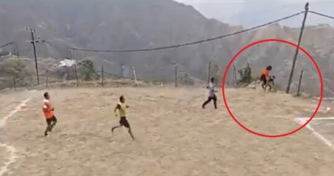  فيديو يوثق لحظة سقوط شابين سعوديين من اعلى الجبل اثناء لعبهم لكرة القدم