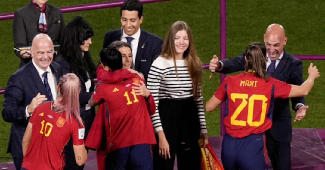  بعد قبلة روبياليس واقالته.. لاعبات اسبانيا بطل العالم يطالبن برحيل الأمين العام وعدد من المسؤولين