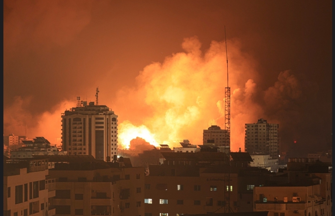  الاحتلال الاسرائيلي يقصف مستشفى المعمداني مخلفا عشرات القتلى والجرحى في غزة وحصيلة ضحايا العدوان تصل الى ثلاثة الف