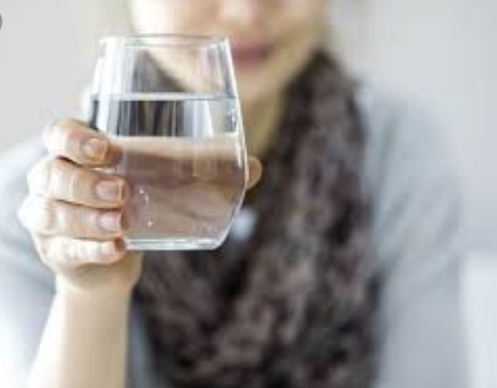  تعرف هل عادة شرب الماء بعد الأكل مفيد أم مضر؟