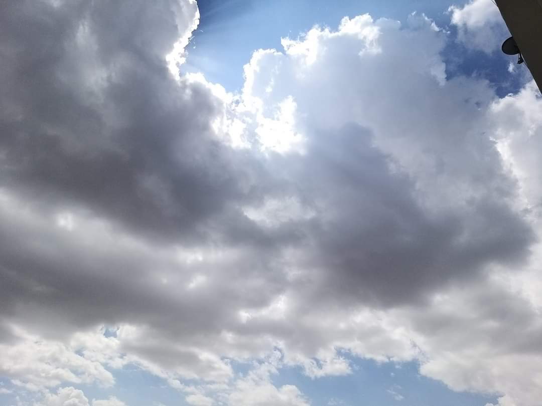  مزون استوائية ضخمة في صنعاء مع امطار خفيفة