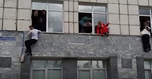  شاهد.. لحظات قفز طلاب من نوافذ المباني بسبب هجوم مسلح (فيديو)