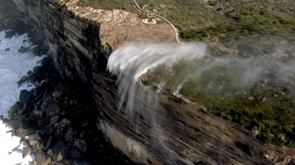  ظاهرة طبيعية نادرة .. شاهد سقوط مياه شلال بعكس الجاذبية (فيديو)