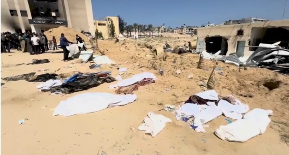  الدفاع المدني الفلسطيني ينتشل 60 جثة من مجمع ناصر الطبي