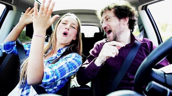  دراسة تحذر من خطورة الأغاني والموسيقى الصاخبة أثناء القيادة "خطيرة جداً"