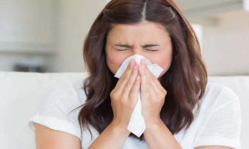 بعيد عن الادوية ..خلطات طبيعية المجربة لتخلص من نزلات البرد.. تعرف عليهم