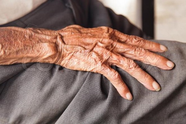 مسن مصري يطعم زوجته لأيام وهي قد فارقت الحياة