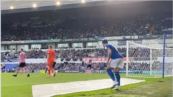 شاهد هدف غريب .. حيلة لاعب إنجليزي أنقذت فريقه من الخسارة (فيديو)