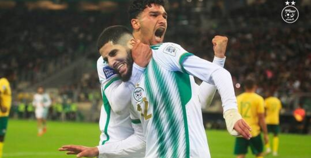  اللاعب الجزائري ياسين بنزية ينقذ منتخب بلاده بهدف "خيالي"بطريقة "أكروباتية"