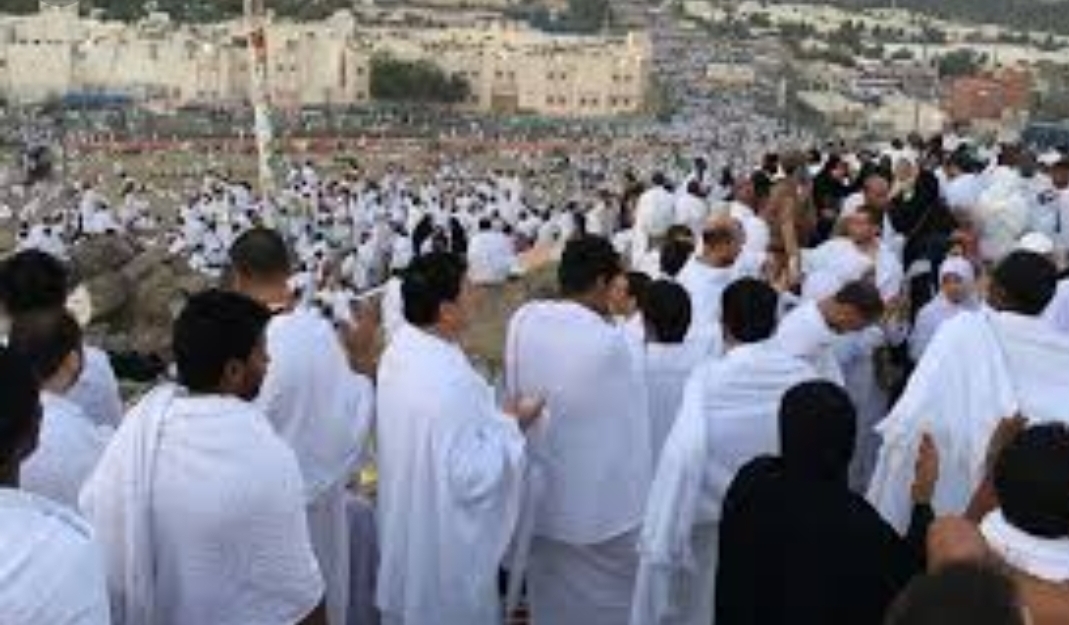 الحجاج بمنى في يوم النحر لرمي جمرة العقبة الكبرى