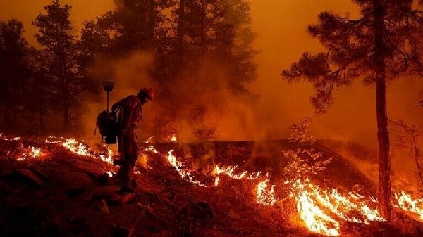  إخلاء آلاف المنازل جراء حرائق كاليفورنيا