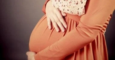 أضرار صحية من ارتداء الجينز الضيق أثناء الحمل والبدائل الآمنة